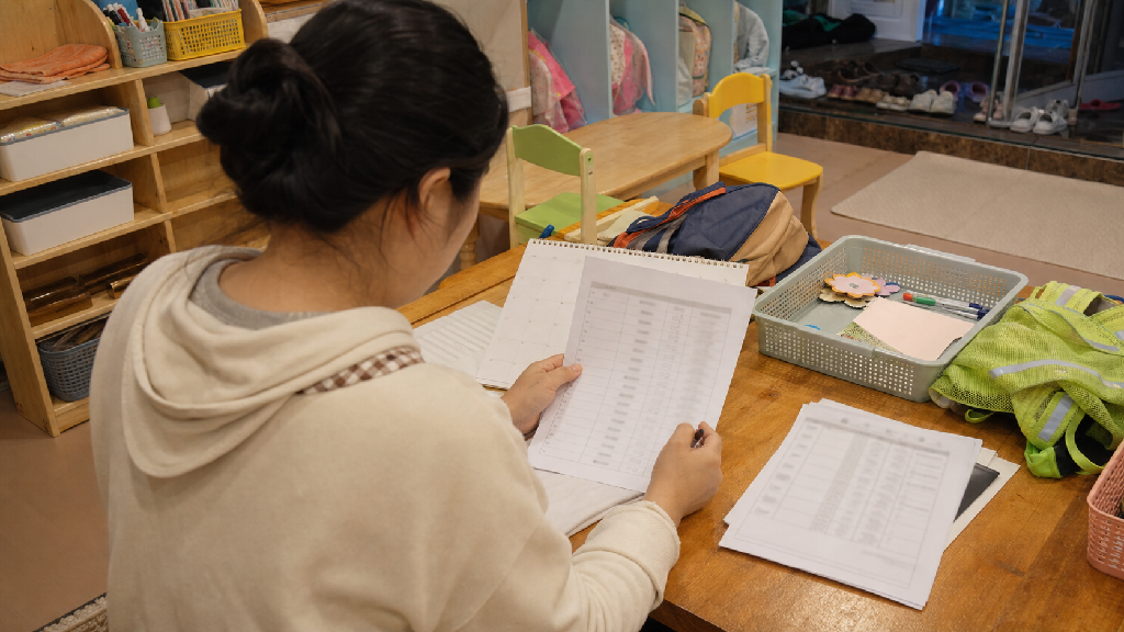 교사가 체험학습 후보를 고르기 전 일정표와 인원표를 보며 연령, 날짜, 이동 조건을 정리하는 장면입니다. — 검색 전 기관 조건 정리(프로그램 검색 비교) 내용을 보여주는 사진