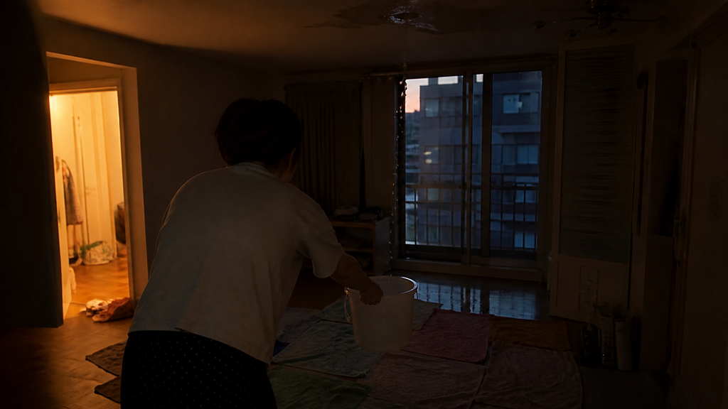 천장에서 물이 떨어질 때 전원을 내리고 바닥 물을 받으며 사진과 영상으로 피해 상태를 남기는 초기 대응 장면 — 처음 10분 대응(천장에 누수 발생 시 대처) 내용을 보여주는 사진