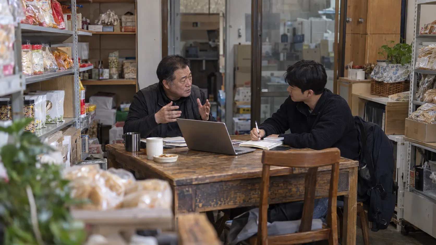 멘토가 과거 사업 판단의 배경과 선택 과정을 설명하고 참여자가 노트에 자신의 업무 적용 방법을 기록하는 장면으로, 경험 공유가 실행 기록으로 이어지는 운영 흐름을 보여줍니다.