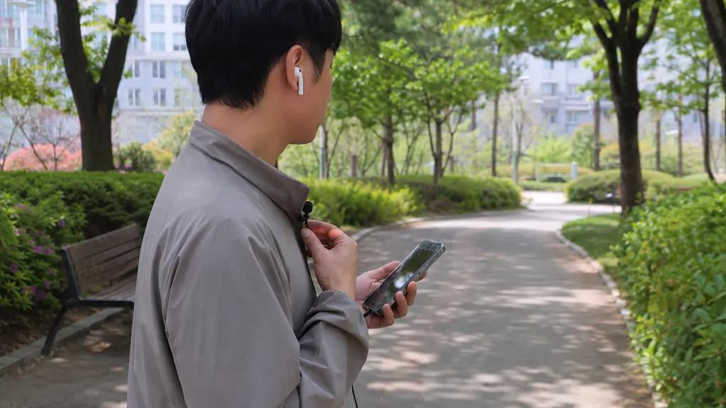 학습자가 짧은 영어 문장을 반복 재생하며 강세 박자를 손가락으로 짚고, 자음과 모음이 이어지는 부분을 표시한 뒤 녹음한 발화를 비교하는 장면입니다.