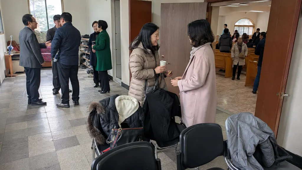 현장 예배를 마친 참석자들이 교회 공간에서 서로 인사를 나누고, 처음 온 사람과 기존 구성원이 짧은 대화로 다음 만남의 접점을 만드는 모습을 담은 장면입니다. 예배 전후 교제가 시작되는 실제 흐름을 보여줍니다.