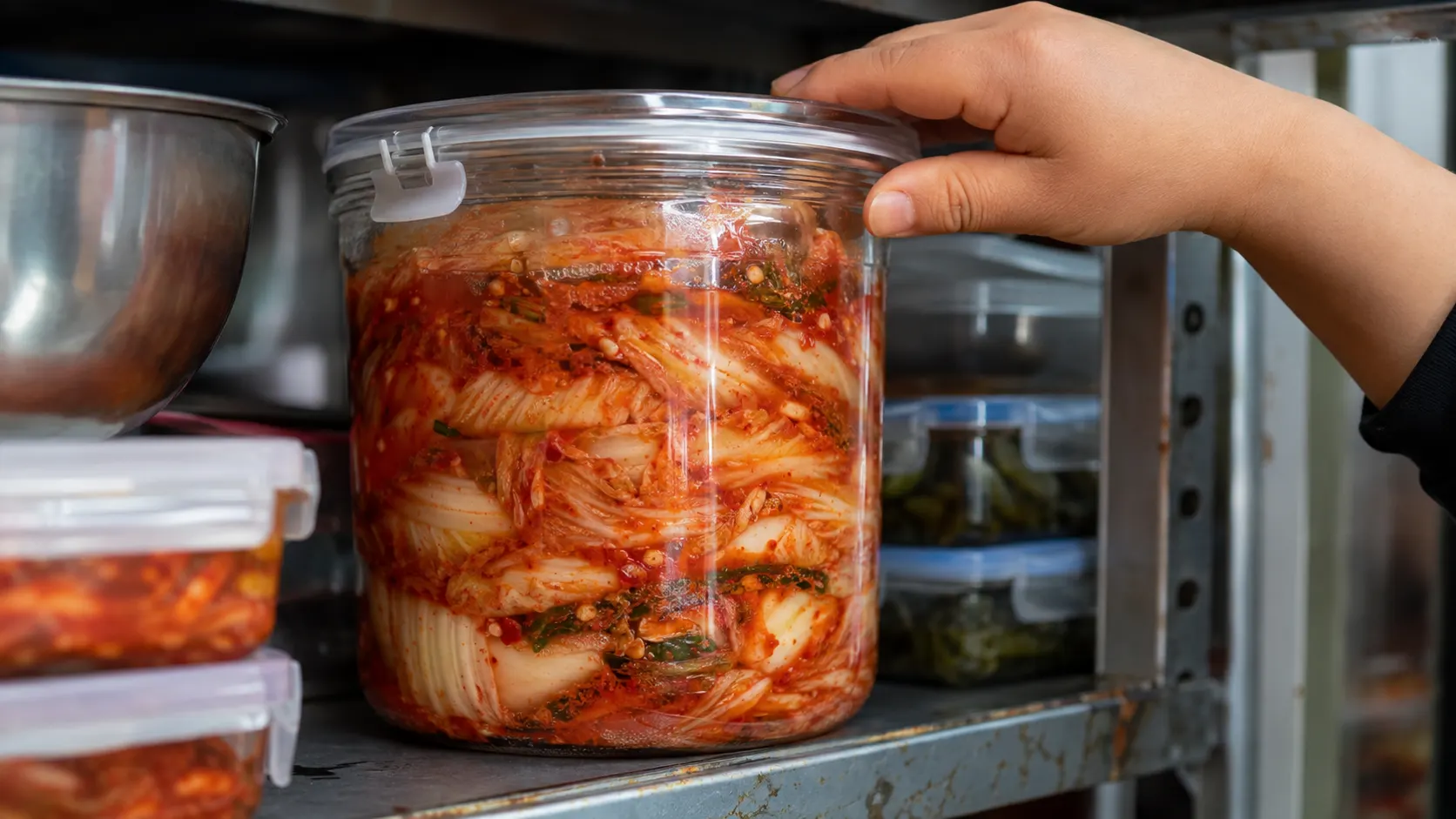 김치의 새콤한 맛은 어떻게 만들어질까? 유산균과 젖산의 역할 설명 이미지