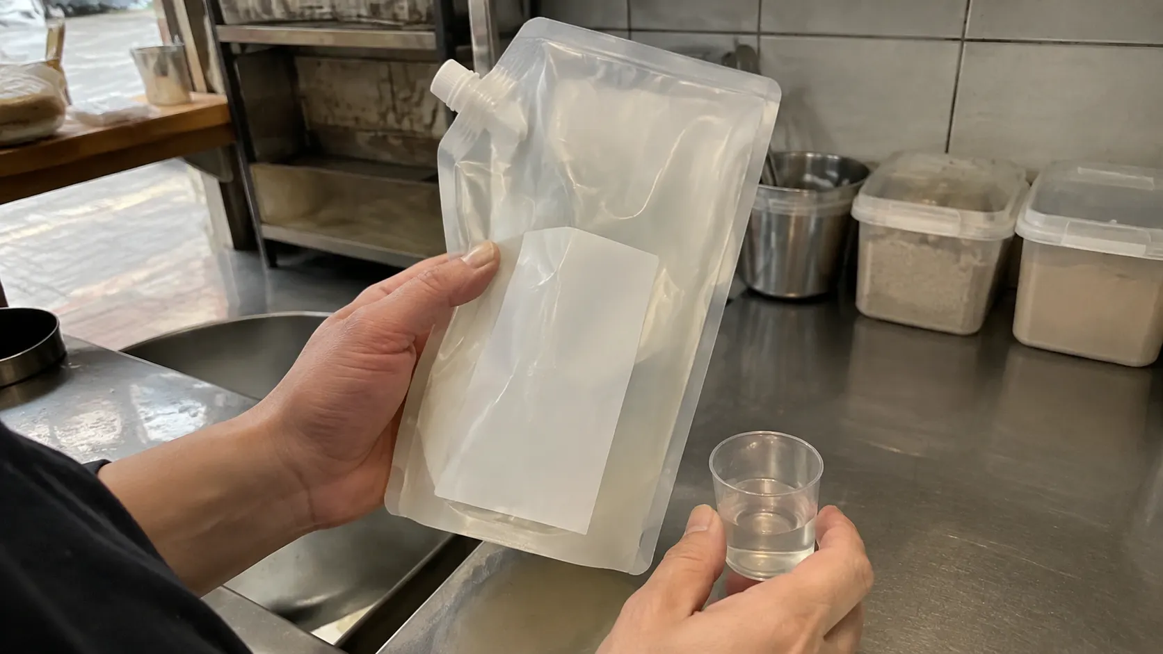 원재료명에서 단맛을 낼 수 있는 성분을 찾고 영양성분표의 당류와 1회 제공량을 함께 읽으며 앞면 표현과 뒷면 정보를 구분하는 과정을 보여줍니다. 실제 섭취량에 맞춰 비교하는 모습도 담았습니다.