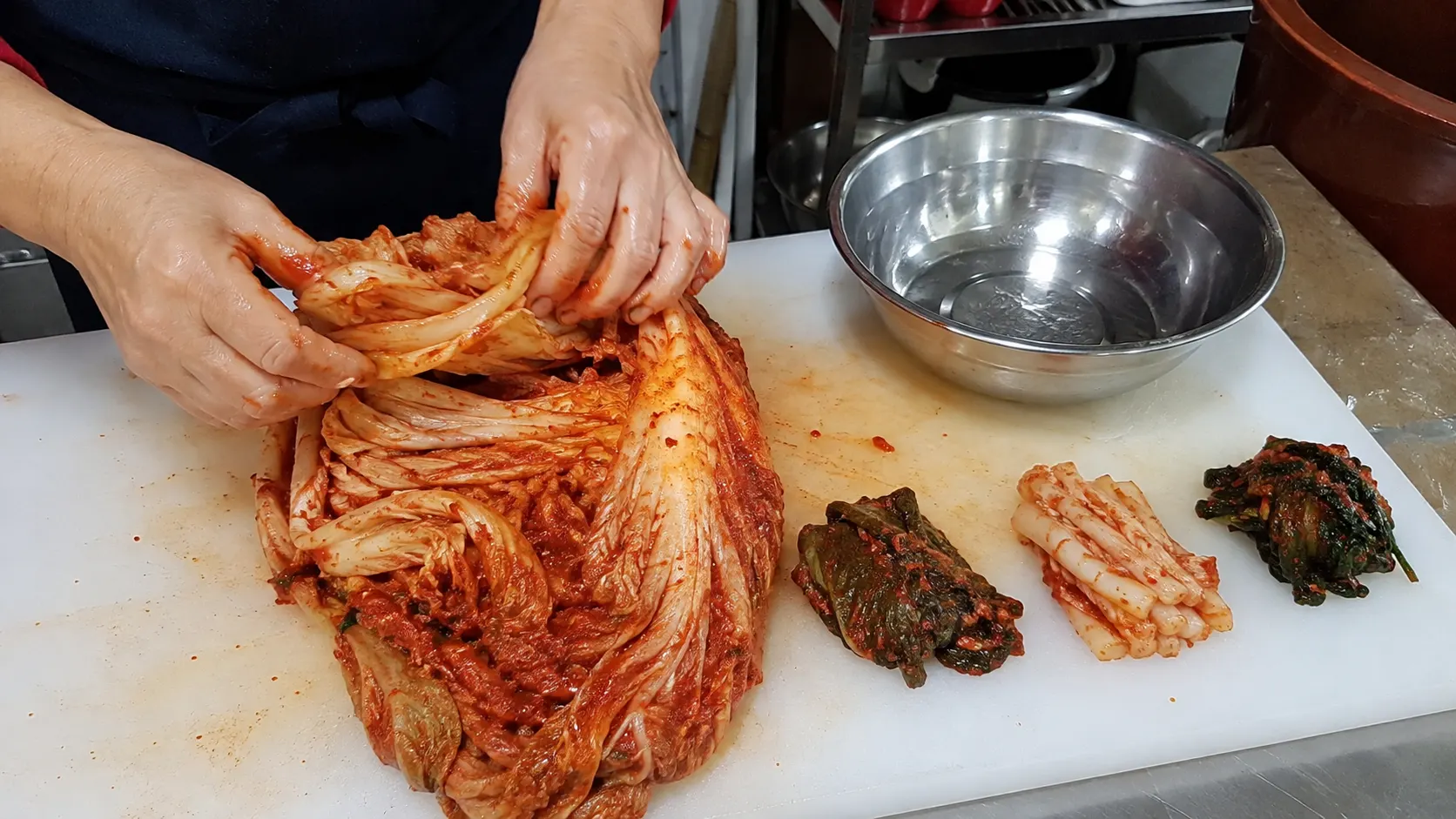 배추김치의 간을 볼 때 한 부위만 맛보면 놓치는 것 설명 이미지