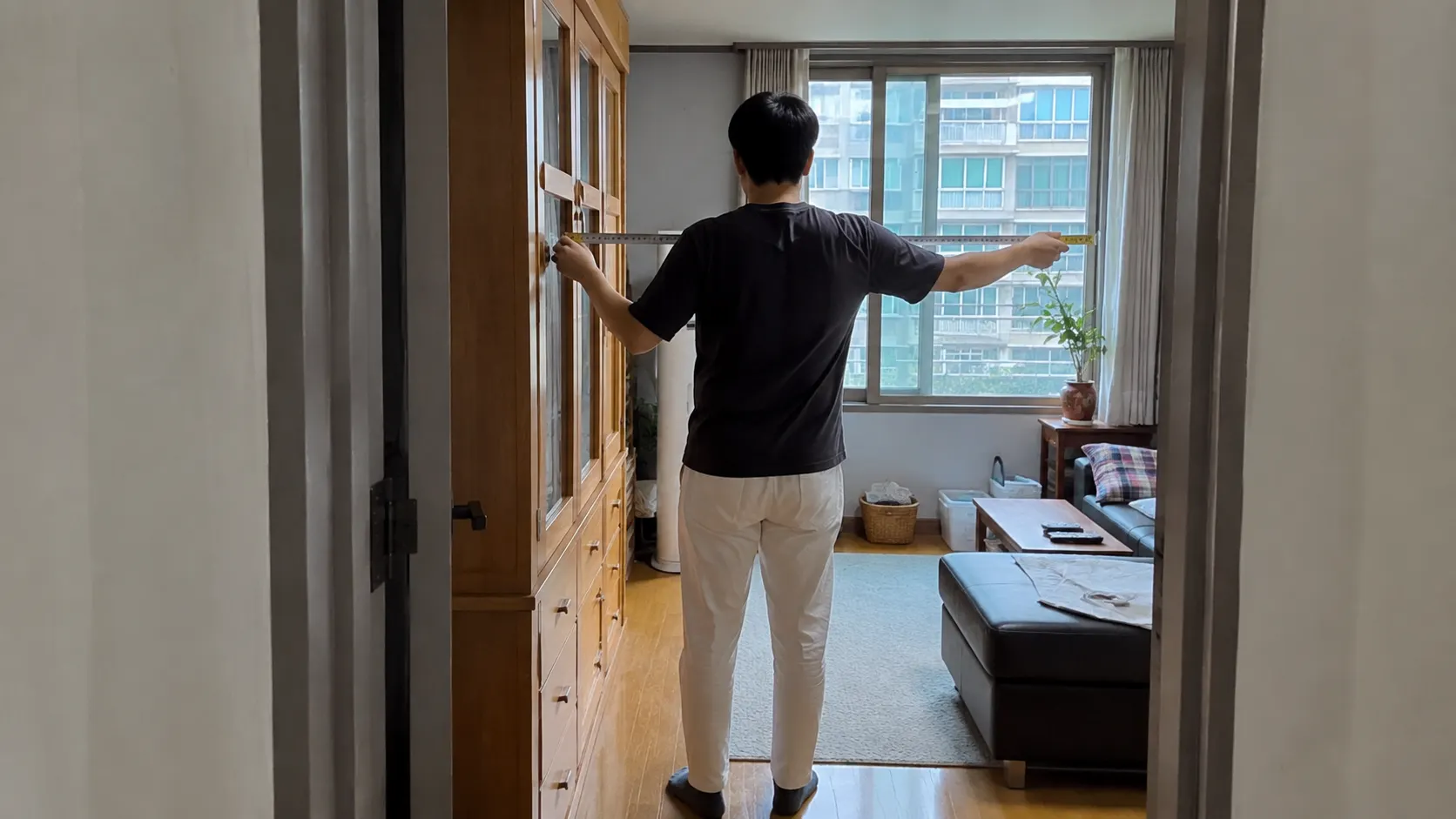 높은 수납장이 공간을 답답하게 보이게 하는 이유와 배치 기준 설명 이미지