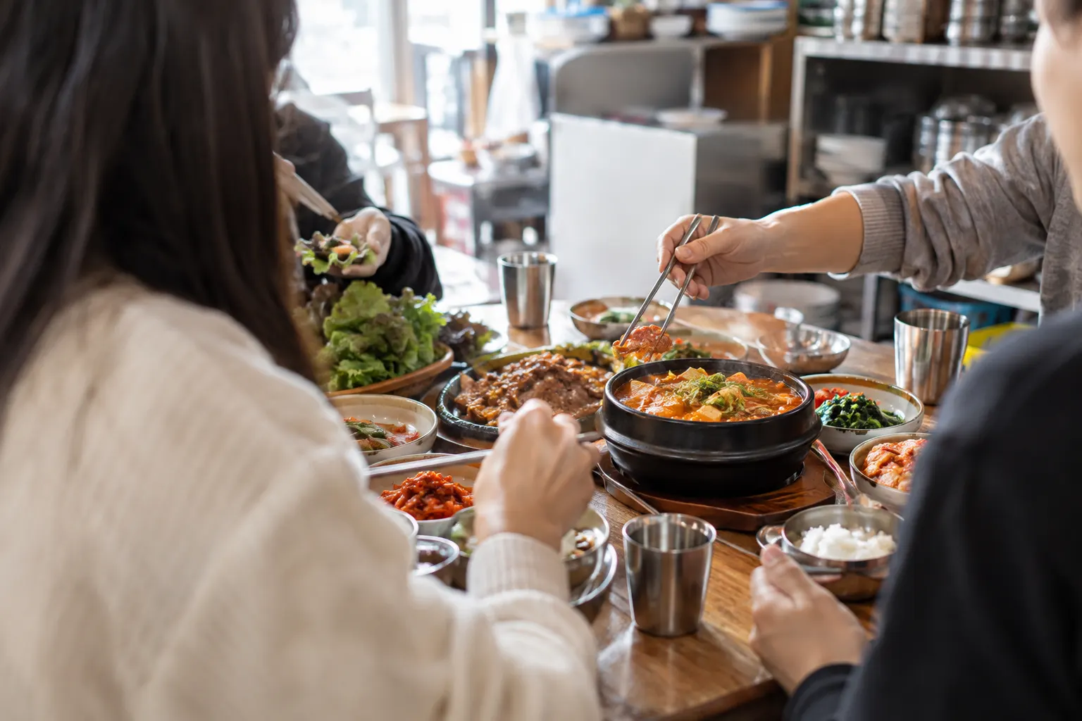일행과 음식 취향을 나누는 식사