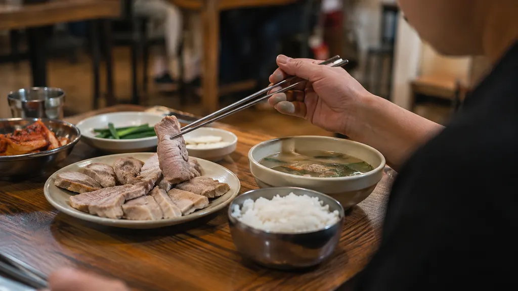국밥 한 그릇과 수육 정식은 상차림이 어떻게 다를까? 설명 이미지