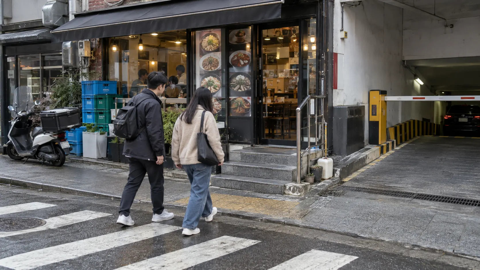 횡단보도에서 음식점 입구까지 이어지는 보행 경로를 살피며, 계단과 주차 출입구가 이동을 어떻게 바꾸는지 기록해 시간대별 방문 가능성을 비교하는 현장 장면입니다.